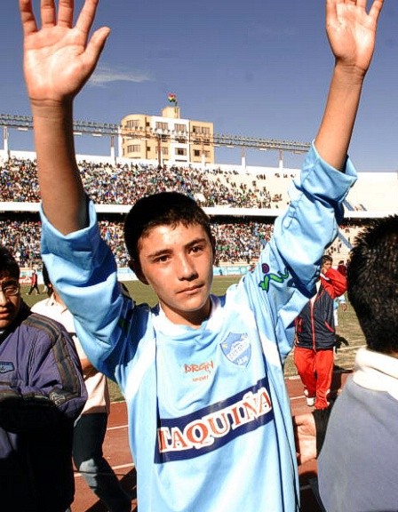 Cầu thủ bóng đá chuyên nghiệp trẻ nhất: Mauricio Baldivieso. Baldivieso ra sân vào năm 2009 ở tuổi 12, và xin nhấn mạnh là ra sân ở một giải đấu chuyên nghiệp.